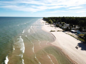Beach Club of Oscoda Captains Watch on the Lake